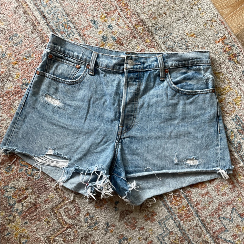 Levi’s high waisted wedgie short destructed denim